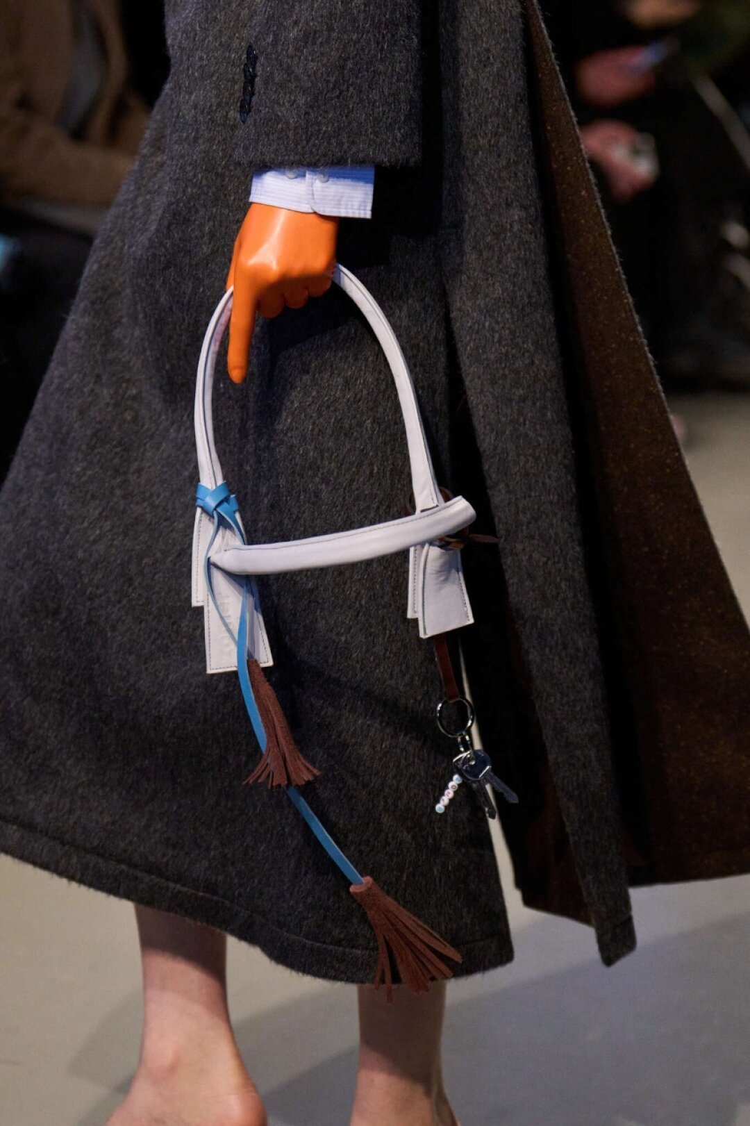 Сумка-невидимка Zomer «Айтем с самым высоким мем-потенциалом — No Budget Bag от Zomer. Стилист Имру Аша и дизайнер Даниял Айтуганов отменили it-bag