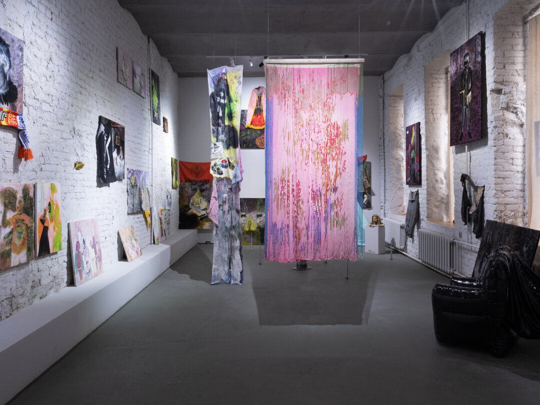 Юлия Мортис. Фрагмент экспозиции «ukrytiye» в Sobo gallery. 2025