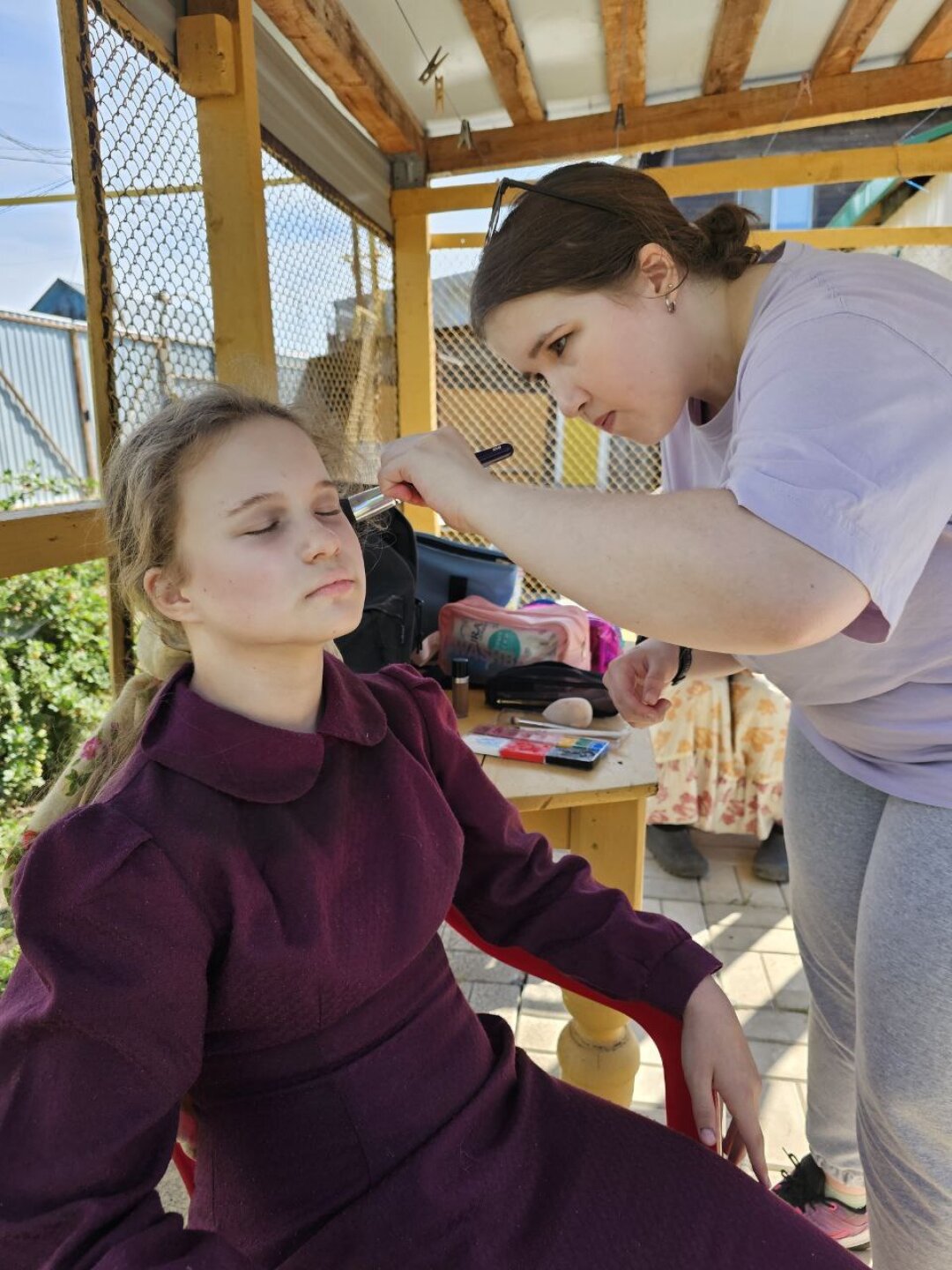 Гример Азалия Исмагилова накладывает грим актрисе Лауре Шаяхметовой