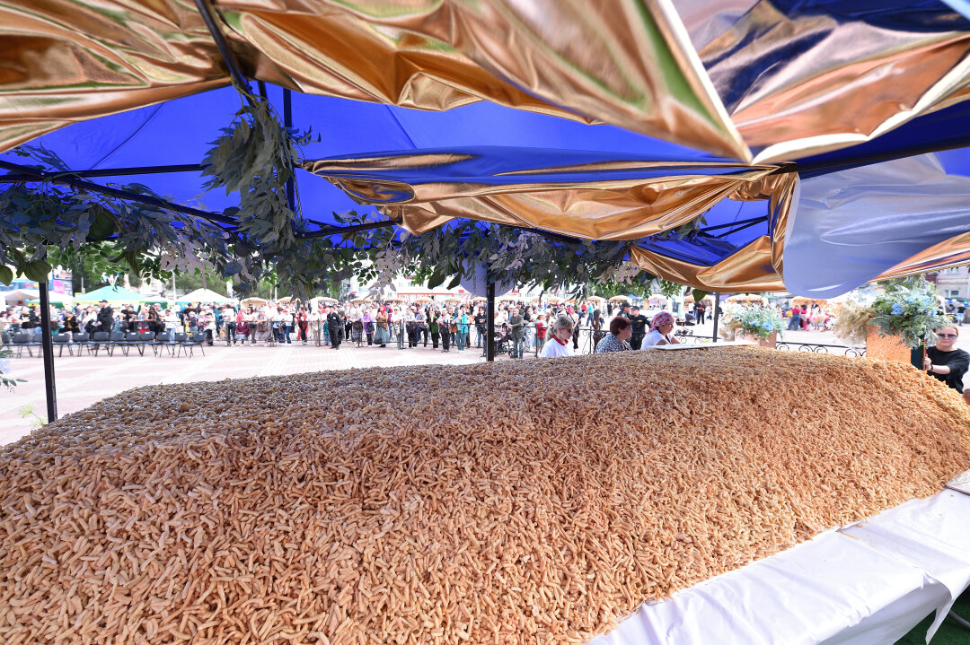 Чак-чак весом 980 килограммов и более 6 метров в длину