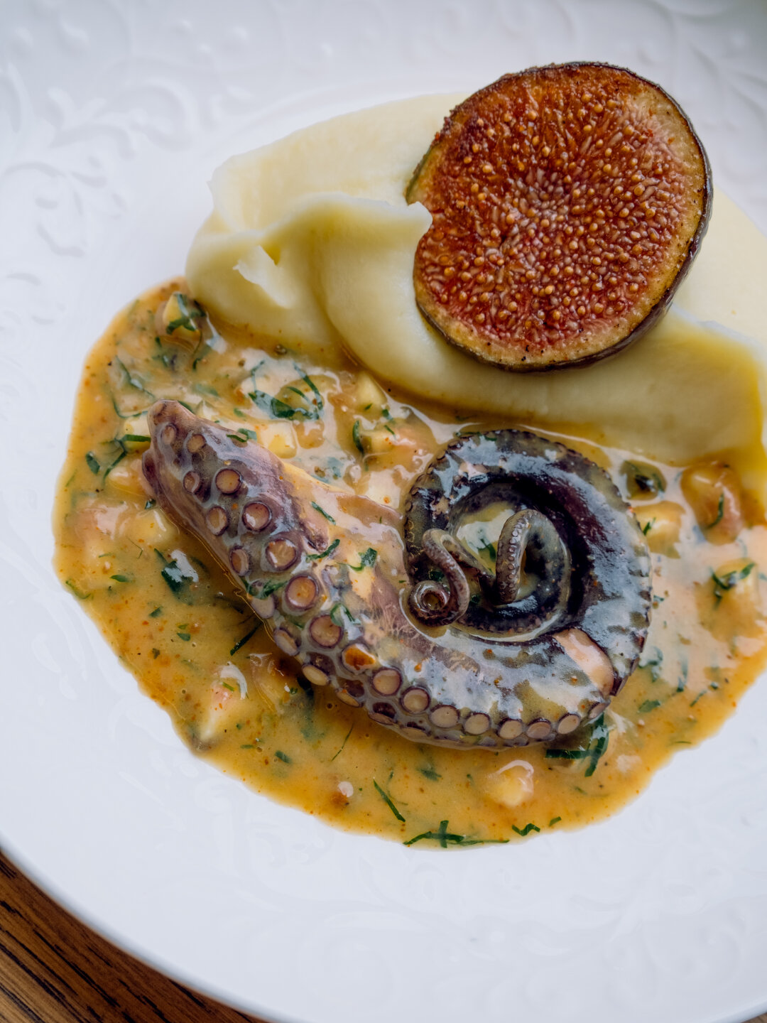 Осьминог с картофельным пюре и соусом бер блан в «Тайной В.»