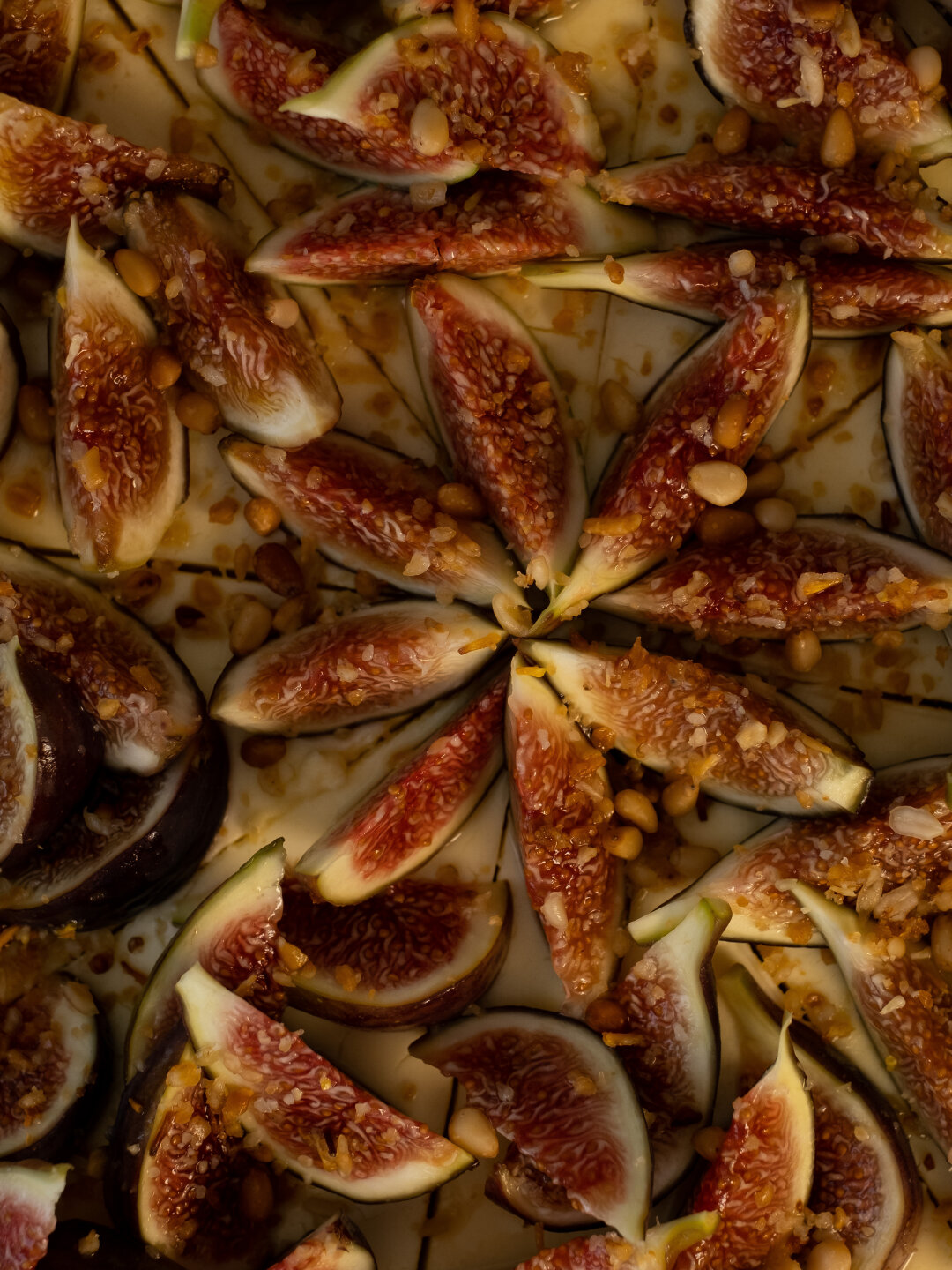 Тарт с инжиром и кедровыми орехами в «One Гоги»