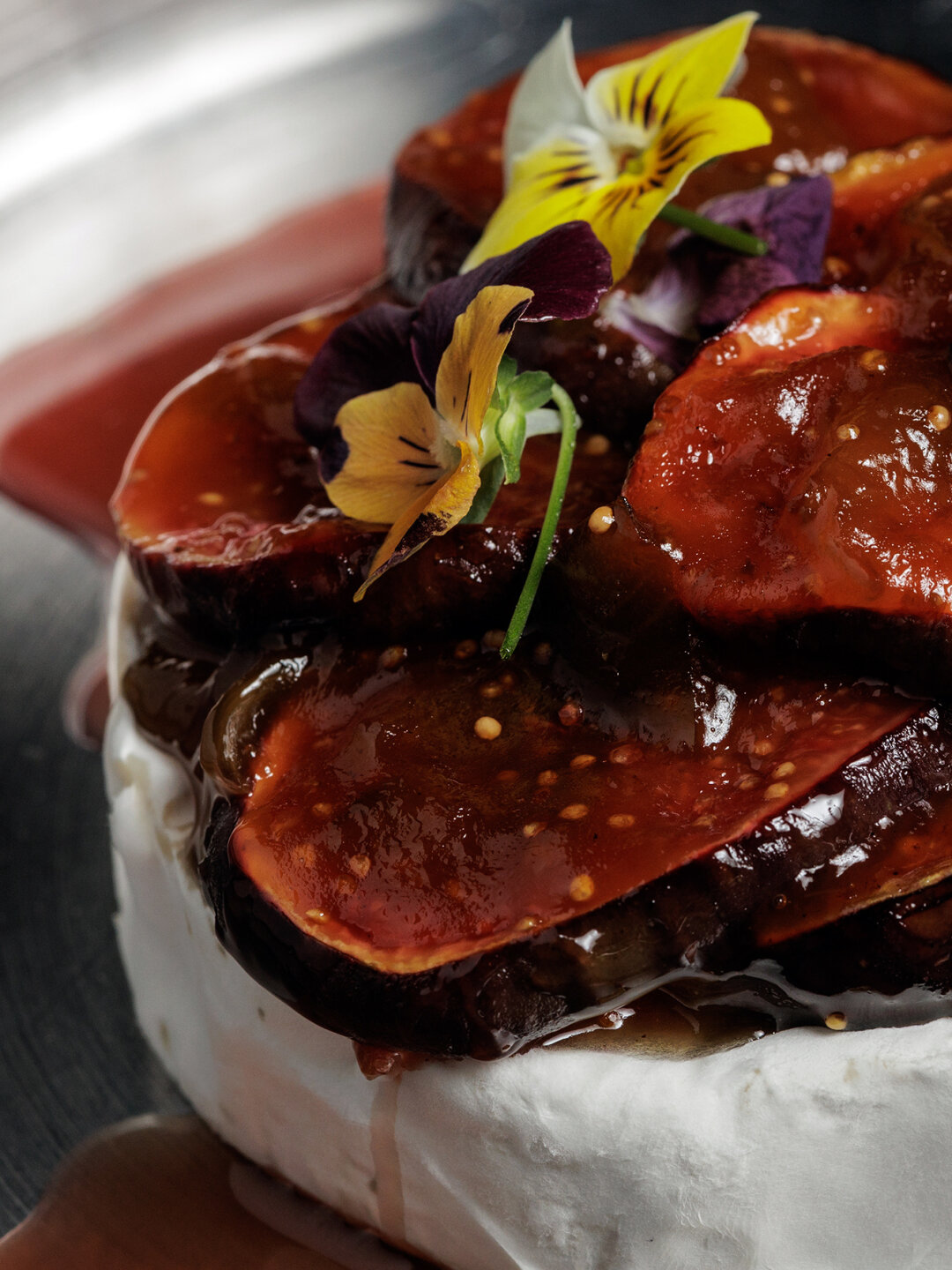 Запеченный камамбер с карамелизованным инжиром в INTERVIEW