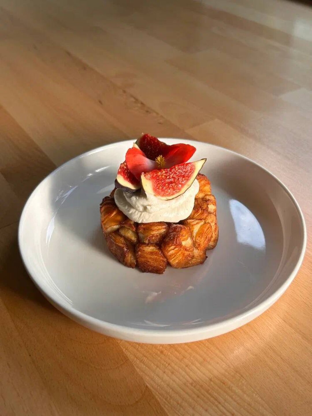 Булочка с кардамоном, корицей и инжиром в кофейне «Фрай»