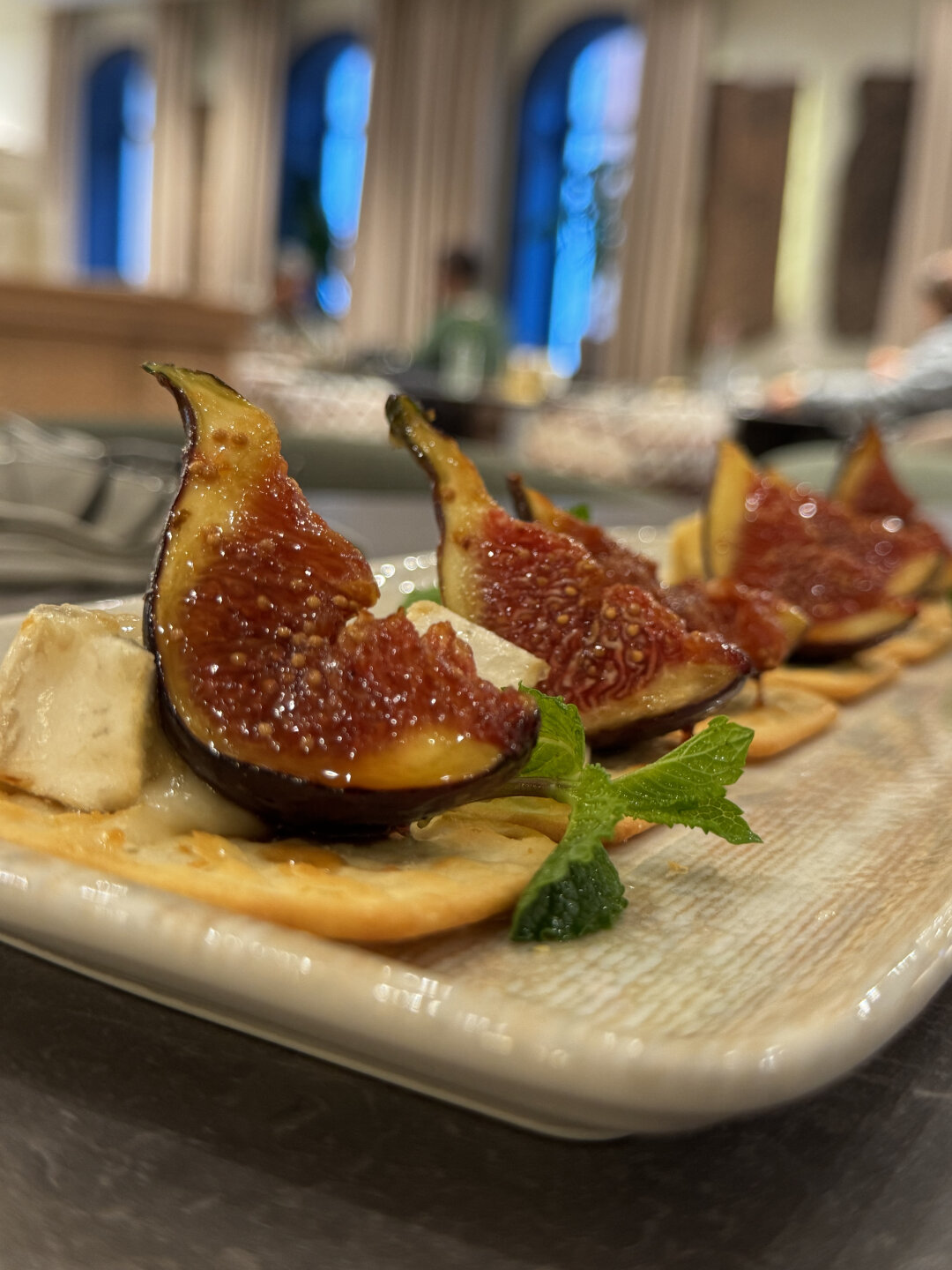 Жареный инжир с сыром бри в «Наири»