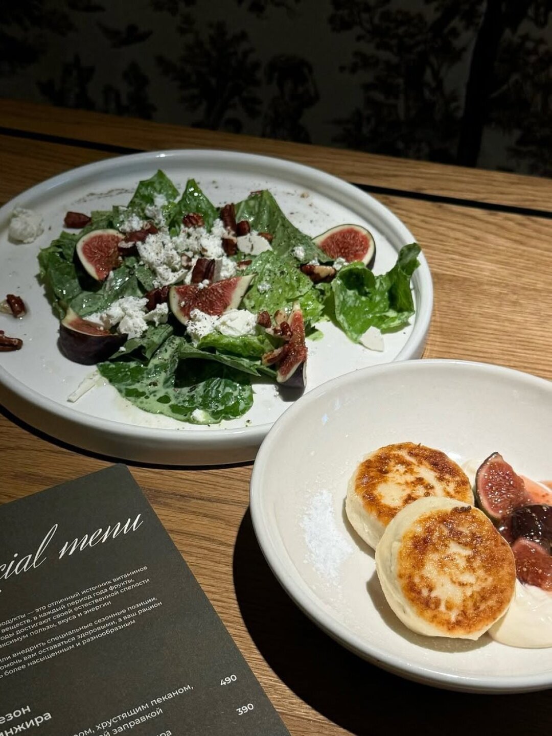 Сырники с компоте из инжира в «Цехе»