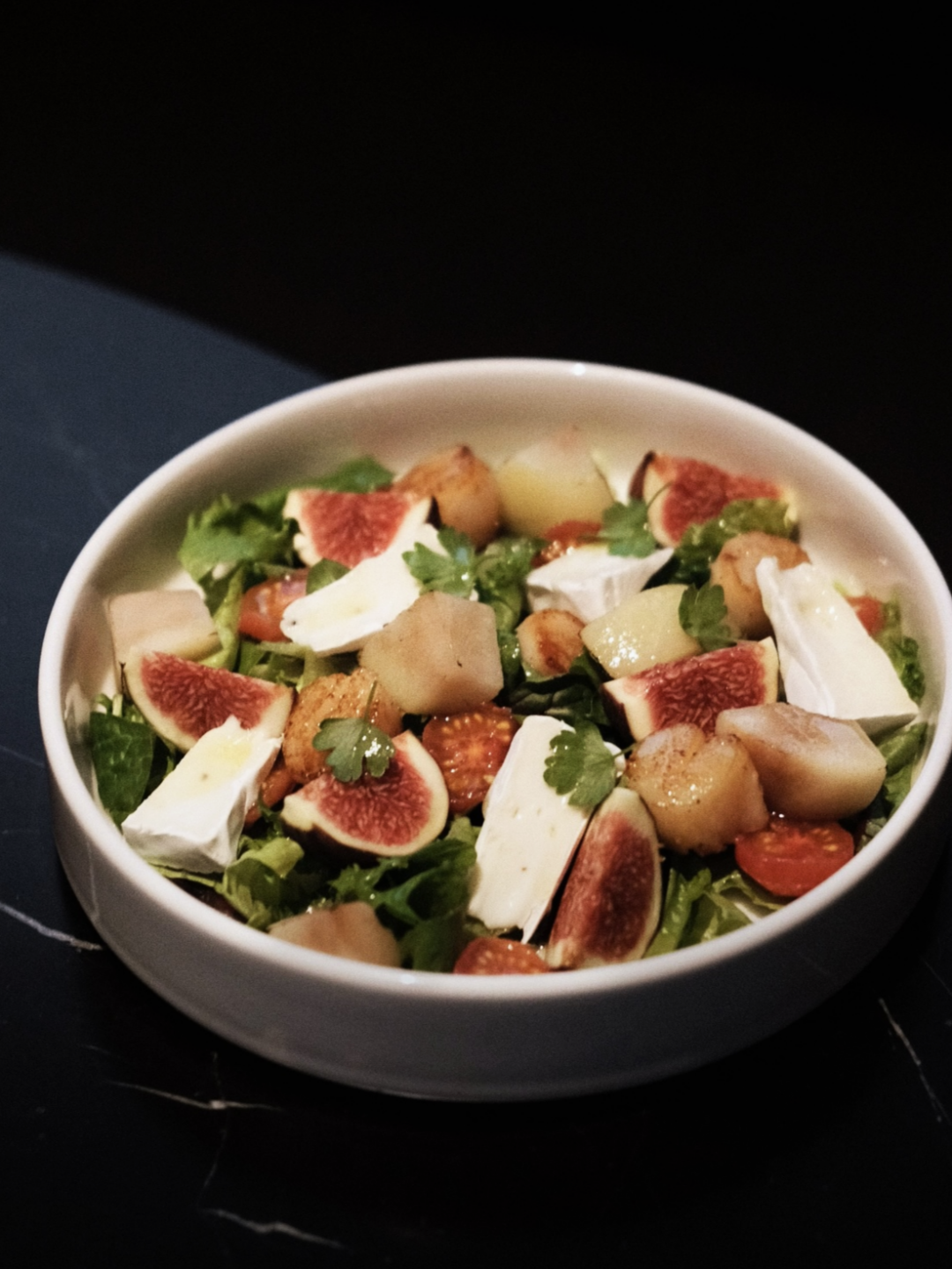 Салат с гребешком, инжиром и камамбером в «ПРОЕКТРЫБЫ»