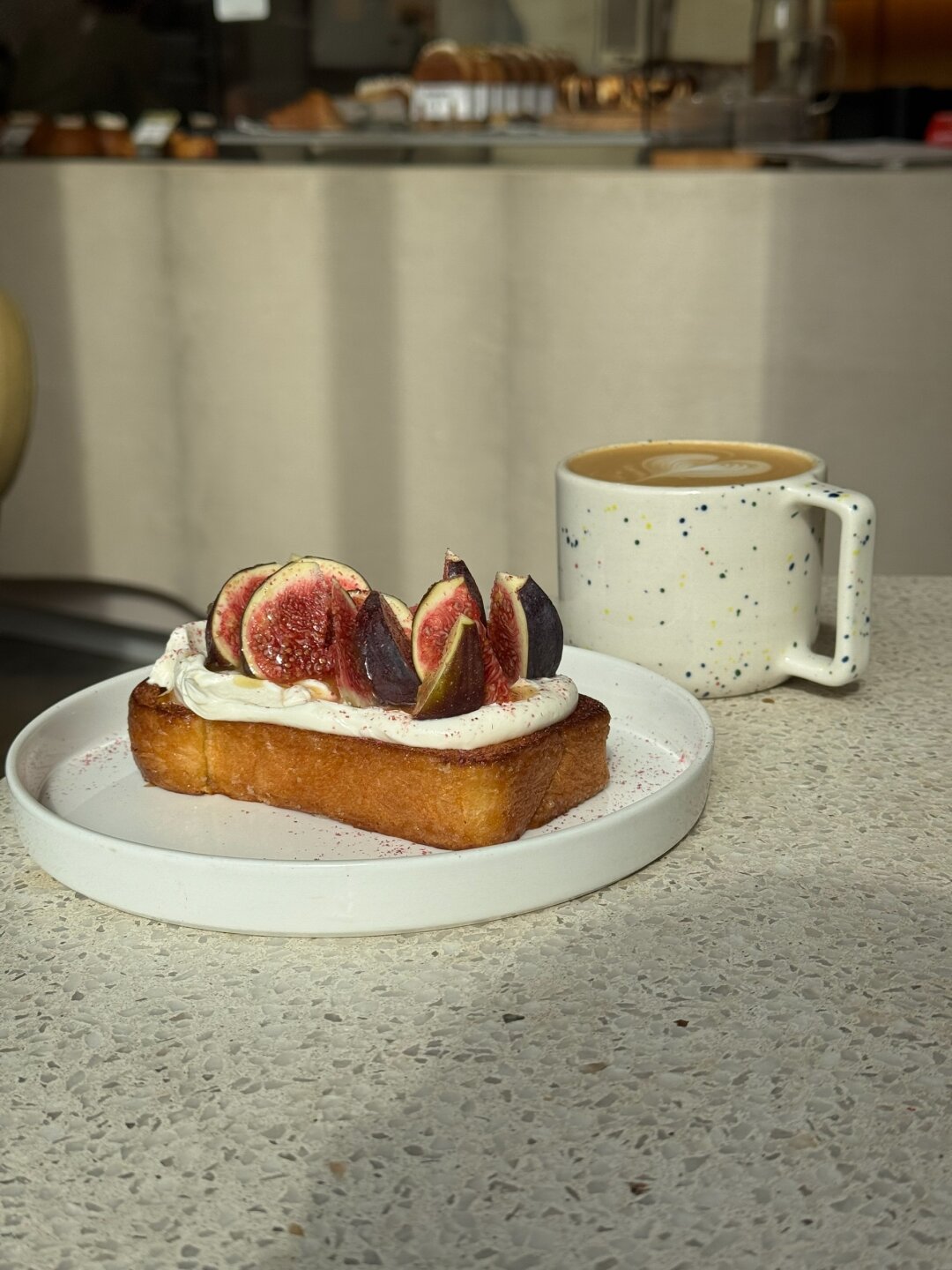 Бриошь с лимонным кремом и инжиром в «Брэдбэри»