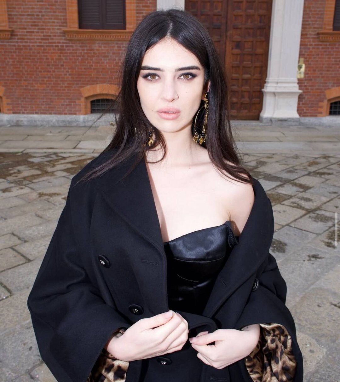 Фэшн-инфлюенсер Инес Камилия Тази носит стейтмент-серьги в комбо с total black образом Dolce&Gabbana