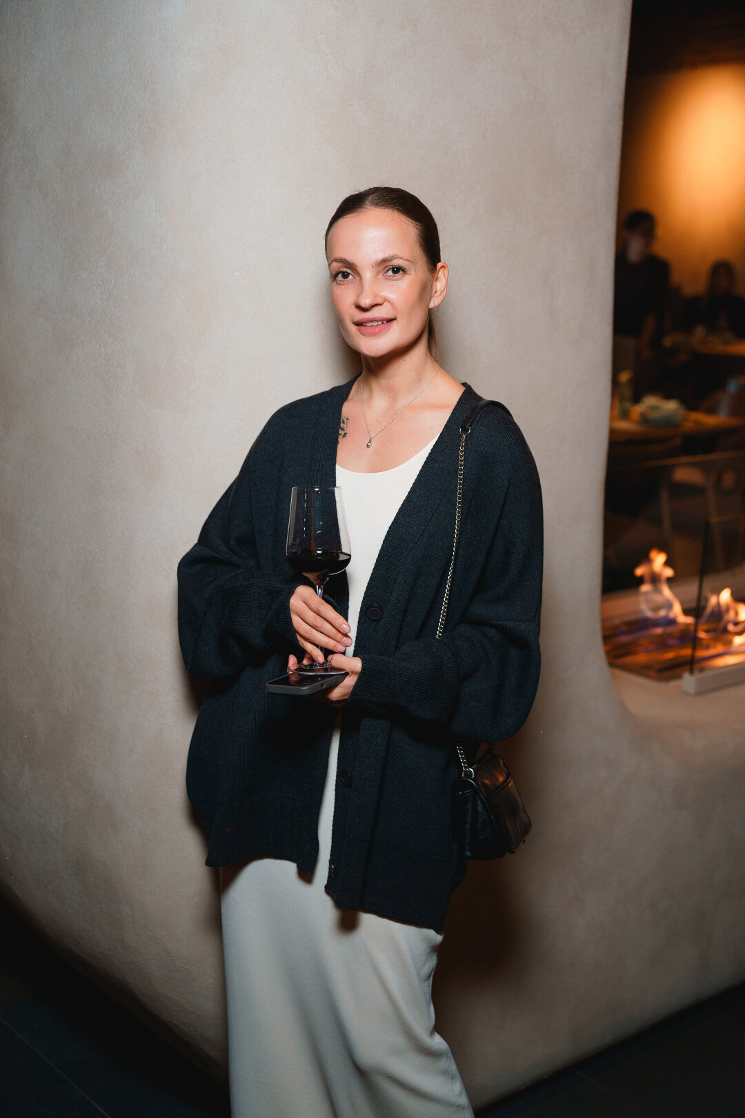 Мен кискамды сорып алып, оны трахает еттім. Қарау. Әйелі, досы және күйеуі үйде жыныстық қатынасқа түседі