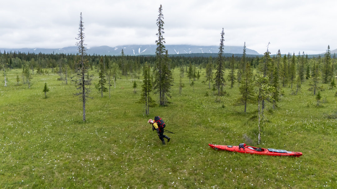 Волок через Аранецкие болота в Приполярном Урале