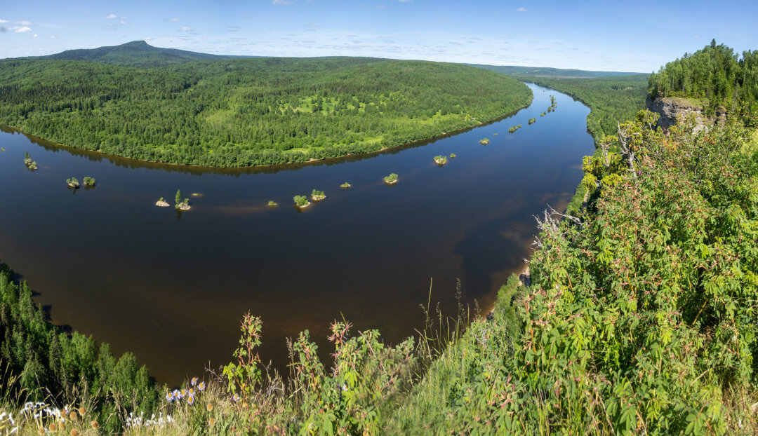 Вид со скалы Ветлан на реку Вишера, Пермский край