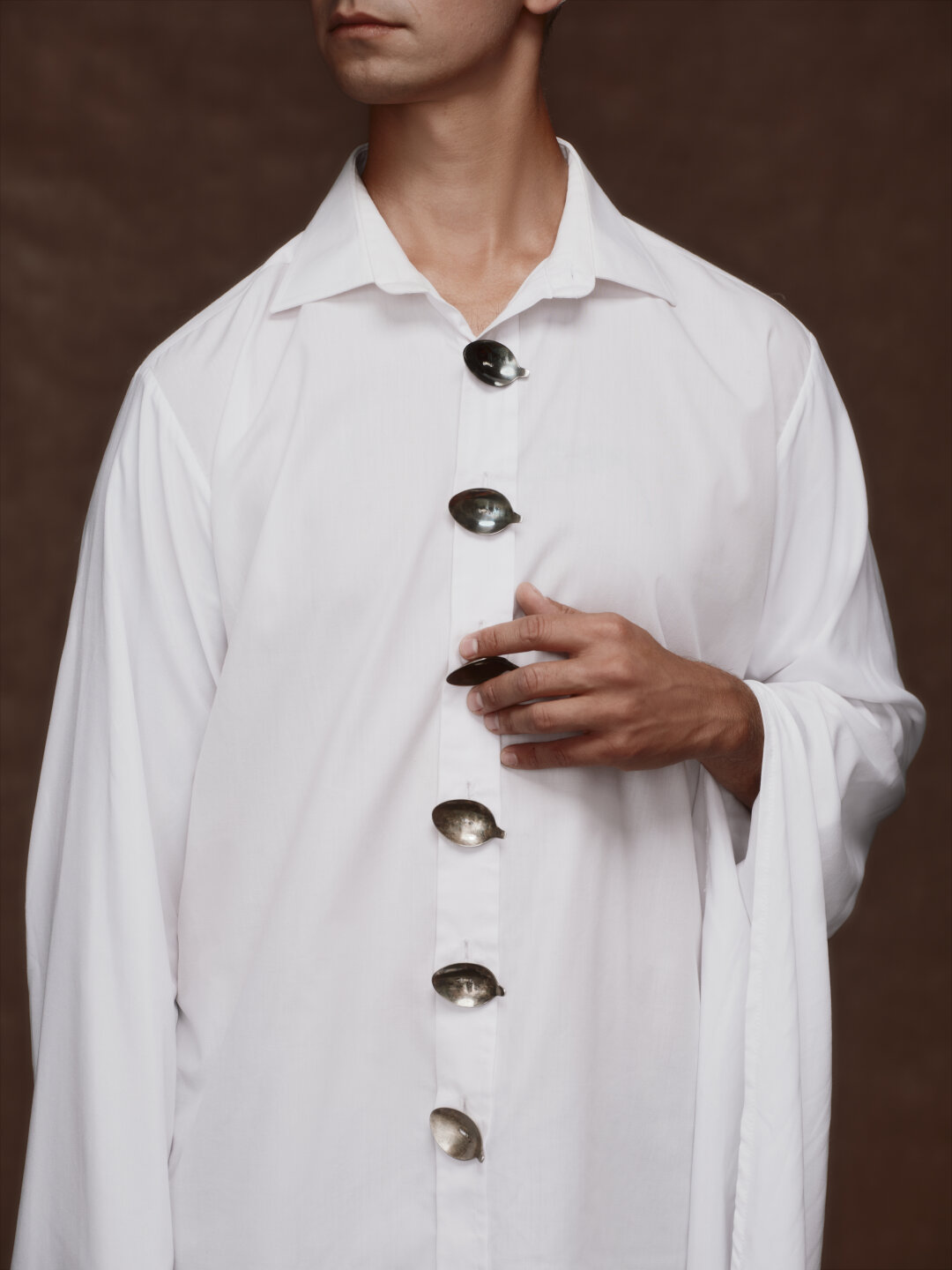 Рубашка с пуговицами-ложками создана в результате коллаборации дизайнера Леки Бо и бренда r.111098