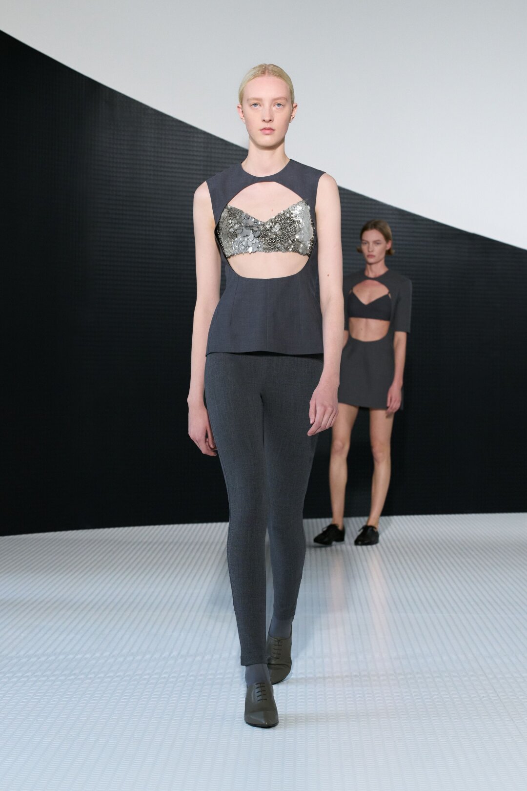 Мастхэв — костюмный топ с гигавырезом, через которое видно сверкающее бра