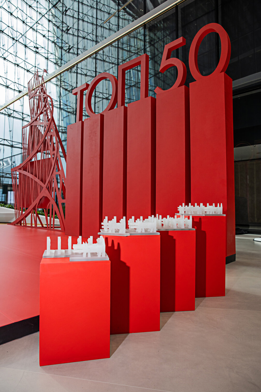 В 2024 году награждение лауреатов премии «ТОП50. Самые знаменитые люди Петербурга» Собака.ru прошло в Лахта Центре