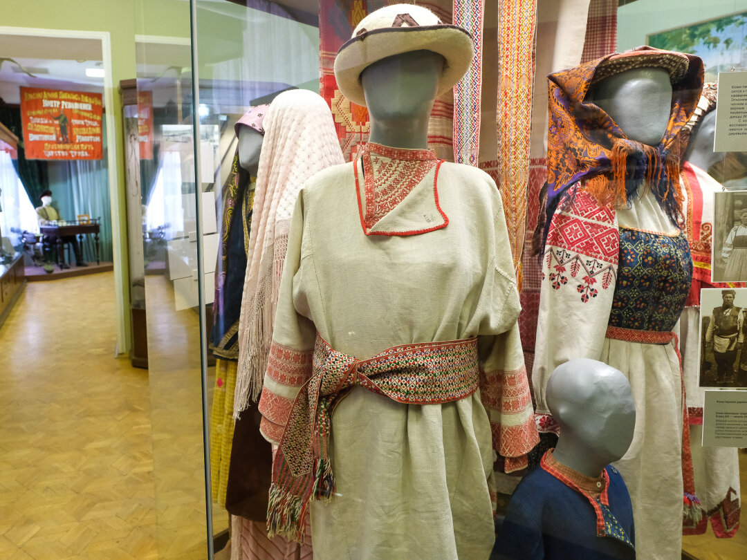 Национальные костюмы в Доме Мешкова