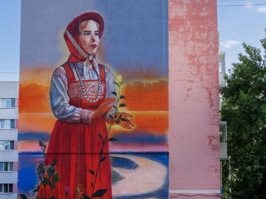 Мурал с девушкой в национальном коми-пермяцком костюме