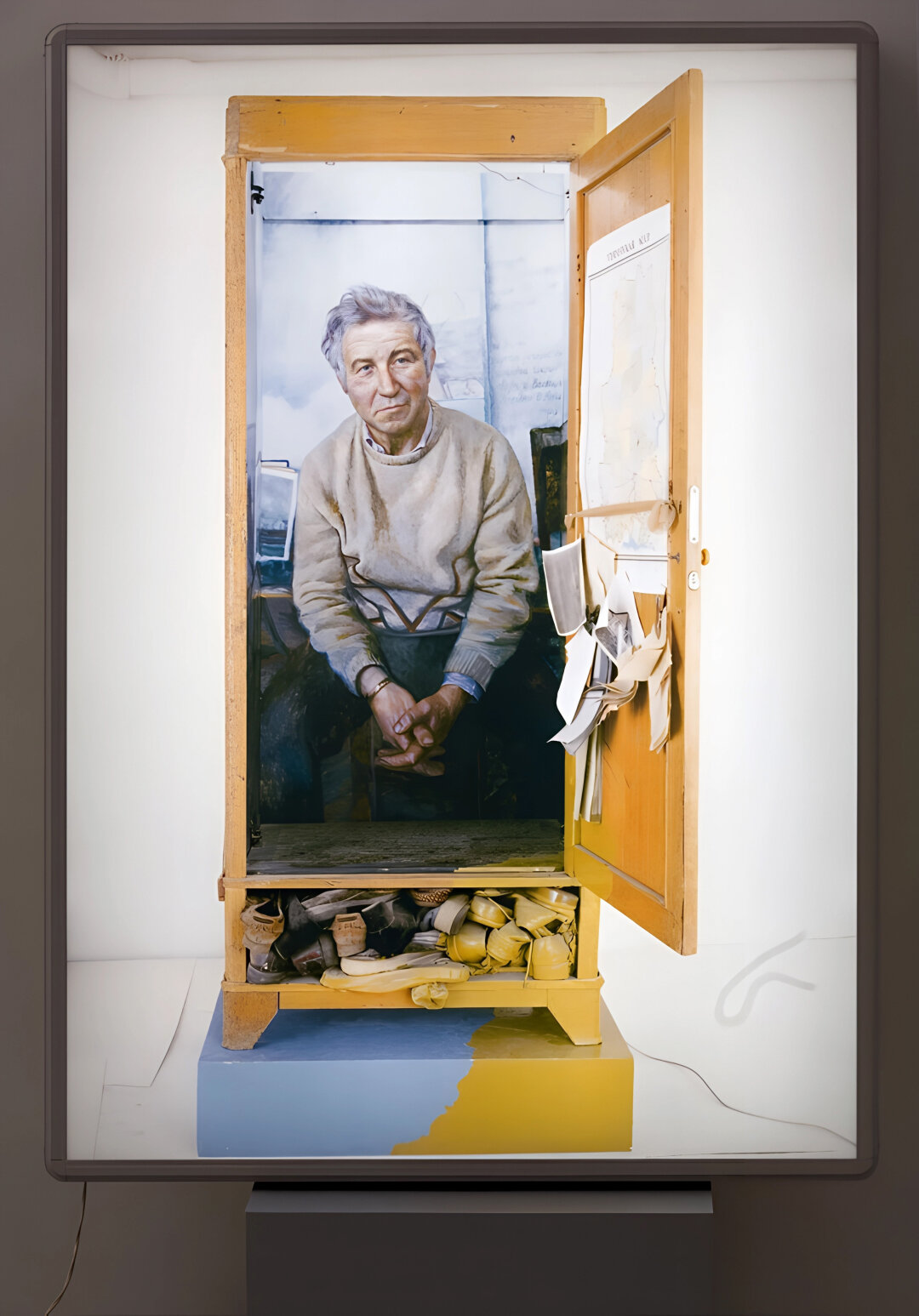 Игорь Макаревич. «Шкаф Ильи (Портрет Кабакова)». Правая часть трехчастной композиции. Смешанная техника. 209×75×65 см. 1987