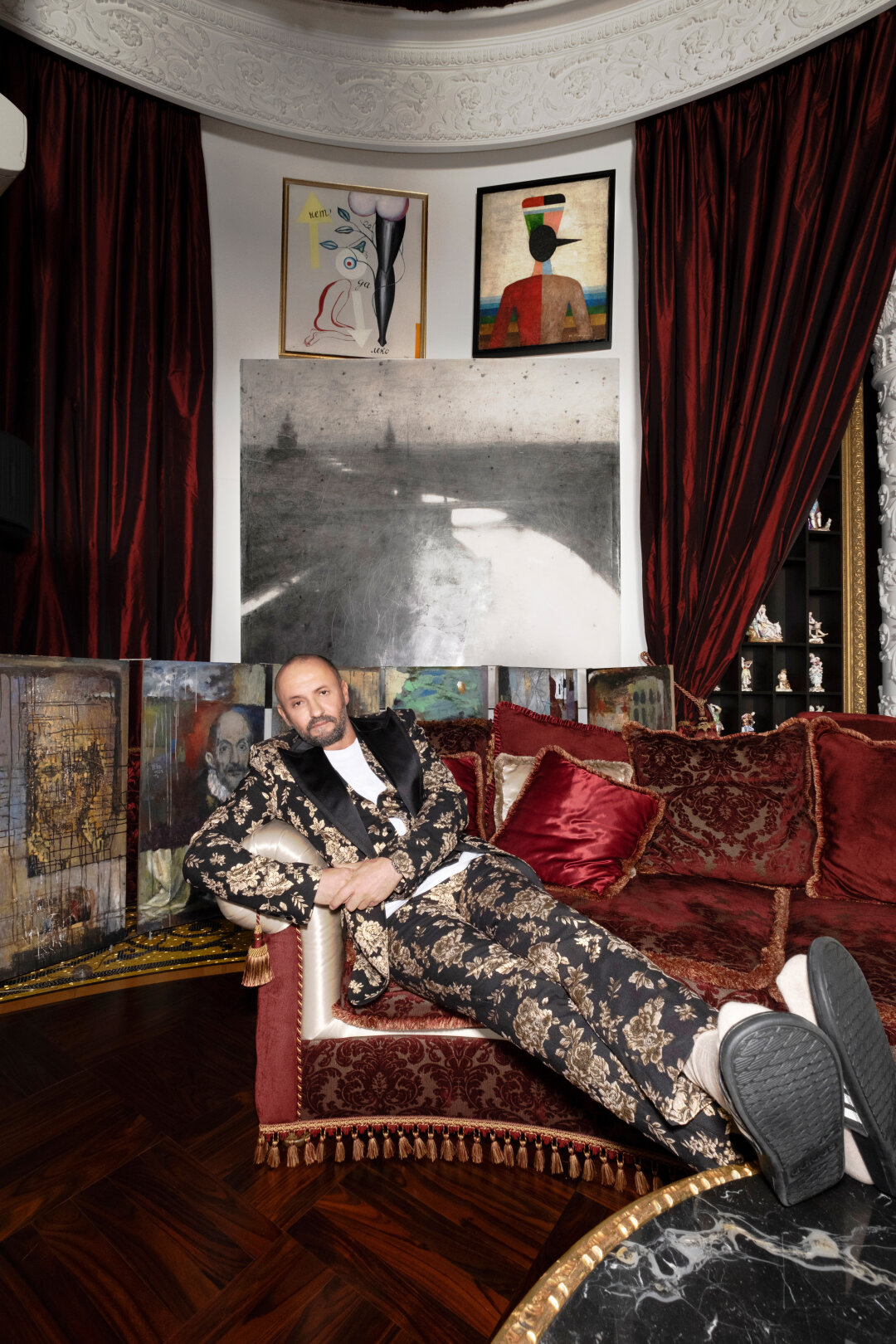 В гостиной Химиляйне разместились холсты «Нет, далеко» Виктора Пивоварова и «Портрет Буратино» Игоря Макаревича, а также крупноформатная работа