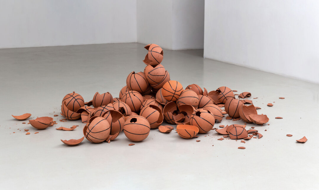 Инсталляцию из керамики «Без названия» Петра Дьякова Денис купил на персональной выставке художника в галерее Anna Nova