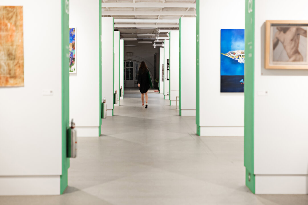 В третьем сезоне ярмарки искусства 1703 в 2024 году участвовала 41 галерея из Санкт-Петербурга, Москвы, Калуги, Нижнего Новгорода, Самары, Стамбула и