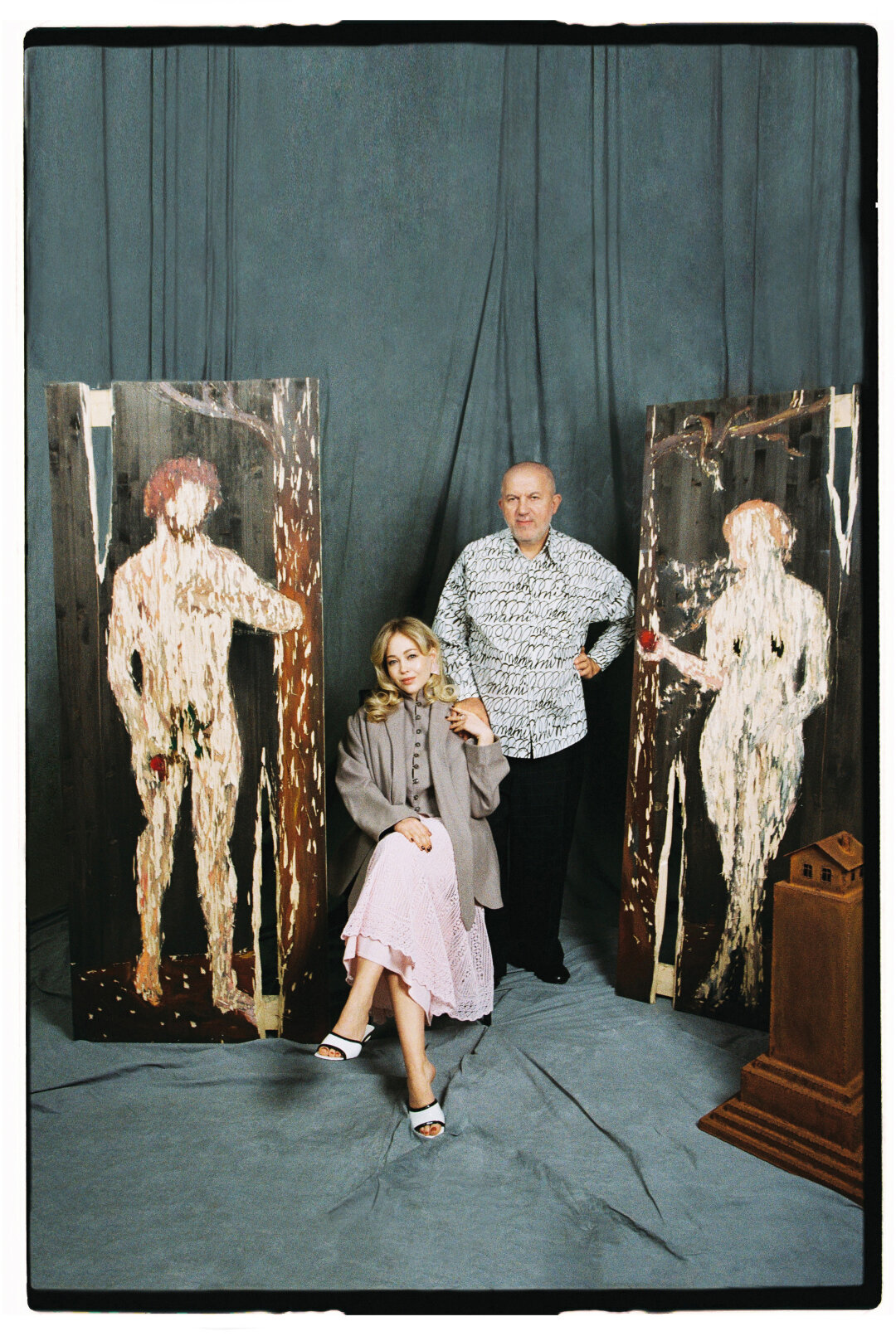 Екатерина Романова. Екатерина и Виталий сфотографированы с «топорописным» диптихом «Адам и Ева» Нестора Энгельке из их личной коллекции На Виталии: брюки Rogov, туфли
