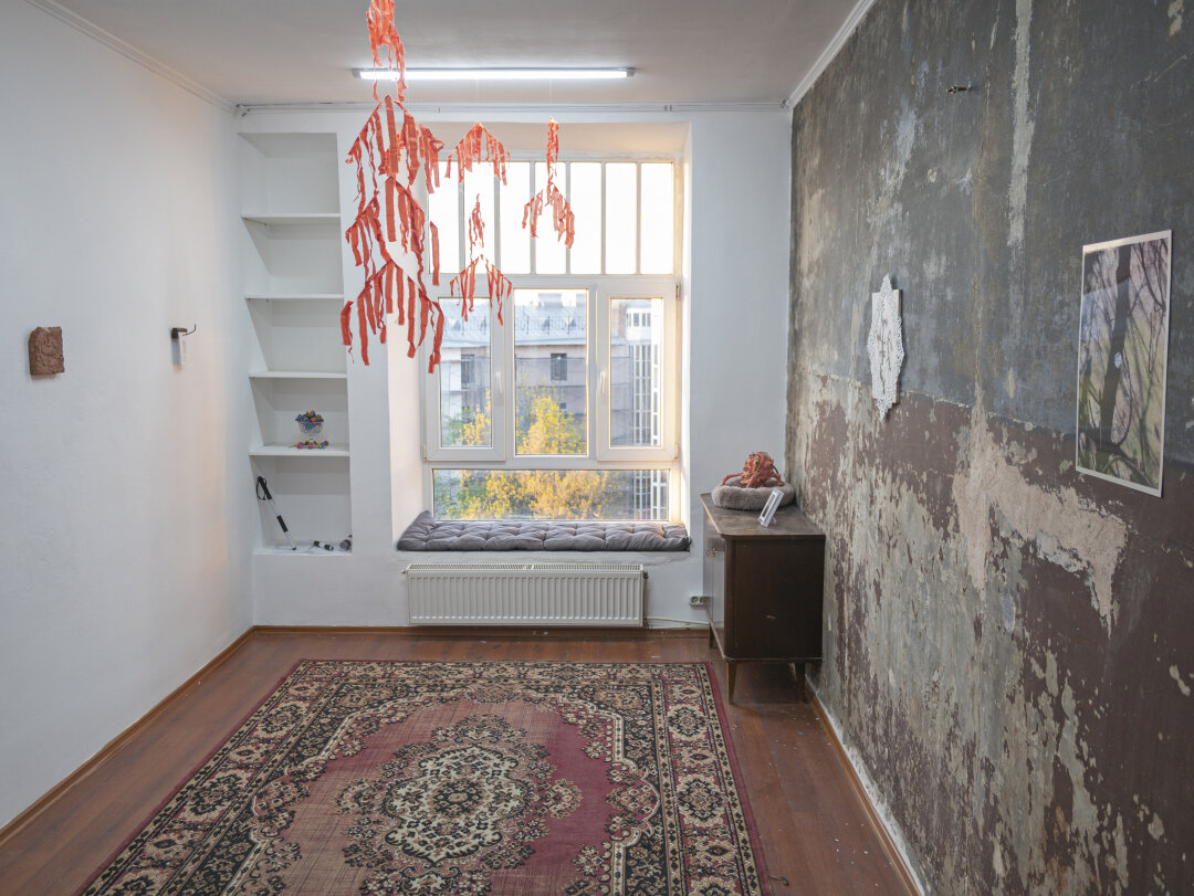 Фрагмент экспозиции «Добро пожаловать в тупик» в галерее FUTZ, 2025