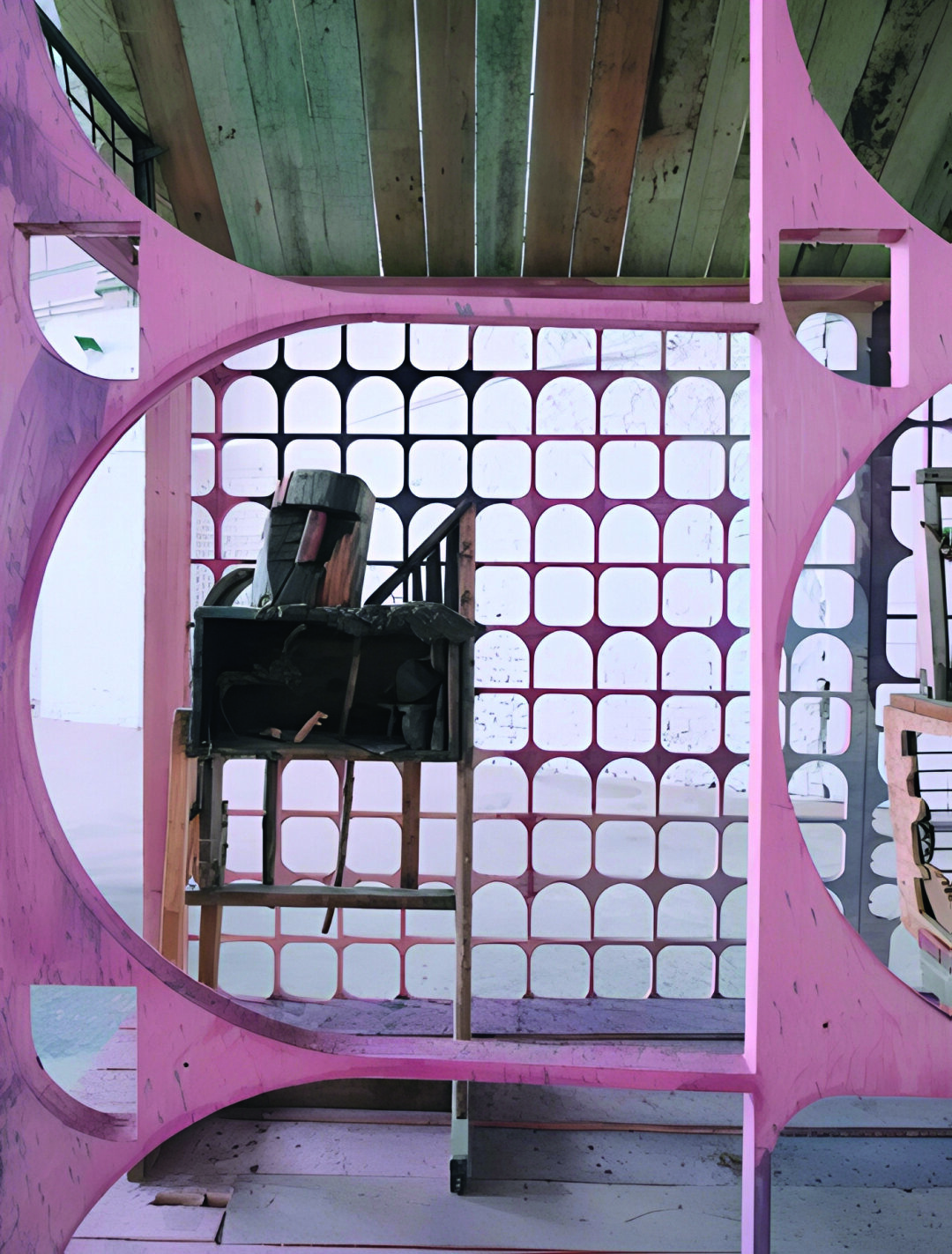 Грехт. Проект «Сказка. Сон». Тотальная инсталляция. Дерево, металл. 2025