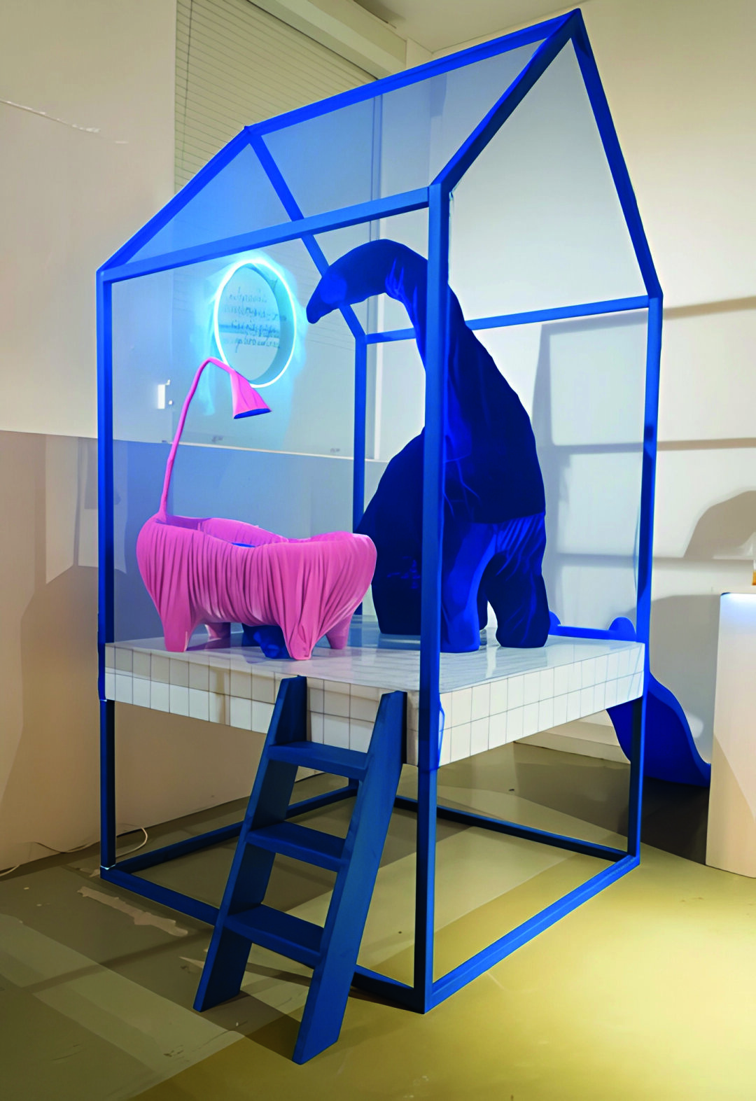 Дина Боровик. Инсталляция «Я не умею отдыхать». 2024. Выставка Inside The Dollhouse