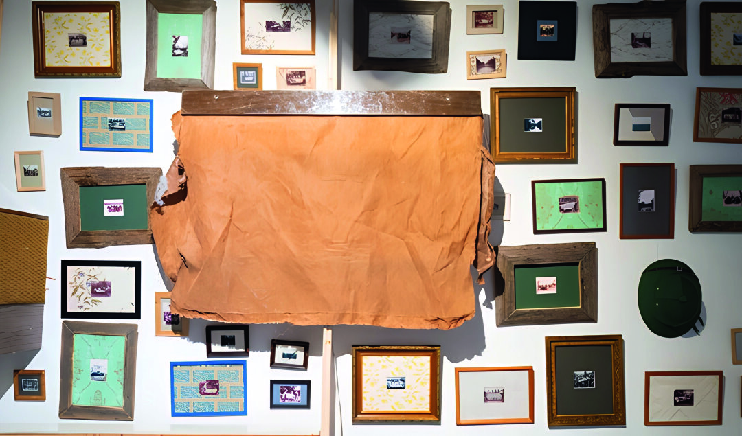 Юрий Чернышев. Инсталляция «Диванная охота: переосмысление древней практики в эпоху антропоцена». 2024