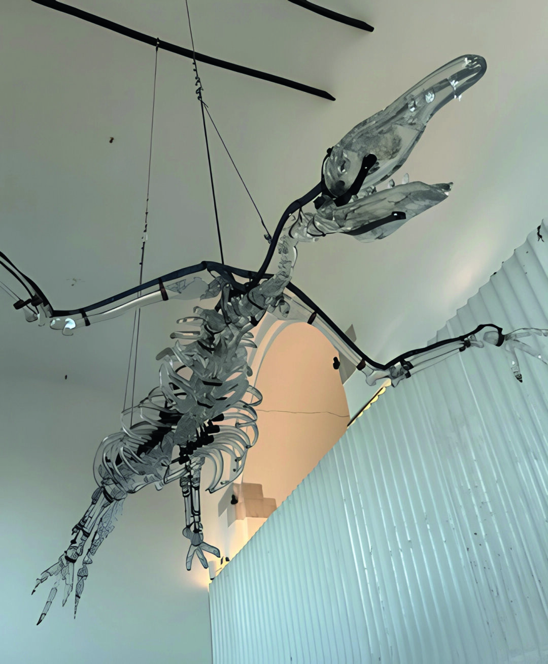 Александра Пацаманюк. Aeterna renascentia. Хрусталь, инкрустированный перламутр, латунь, металл. 200×150 см. 2025