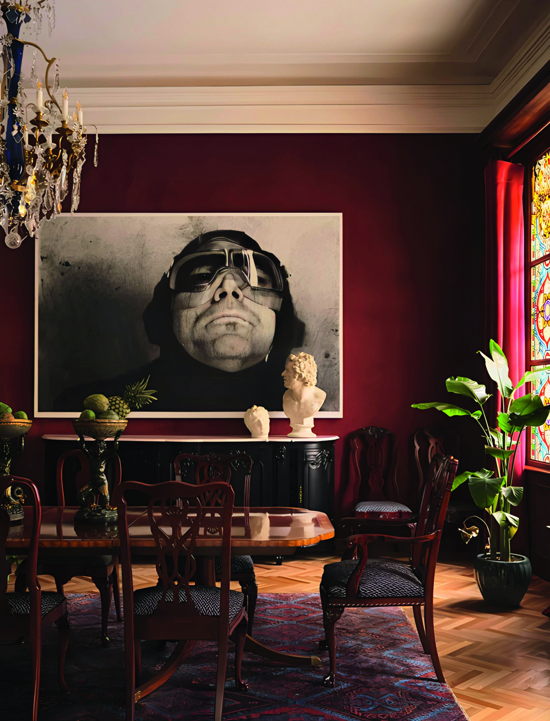 Главный акцент гостиной коллекционера Анны Амосовой — холст Кирилла Челушкина «Человек, который познал пределы собственных возможностей»