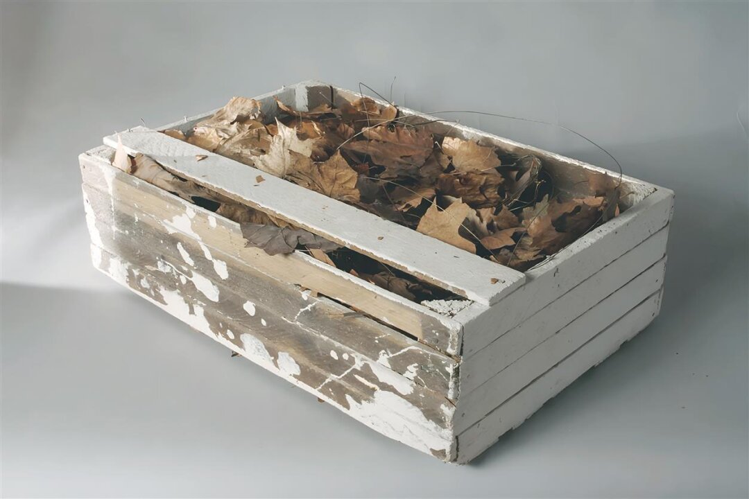 Андрей Красулин. «Без названия». Дерево, опавшие листья, трос, белила. 59×40×18 см. 1990-е