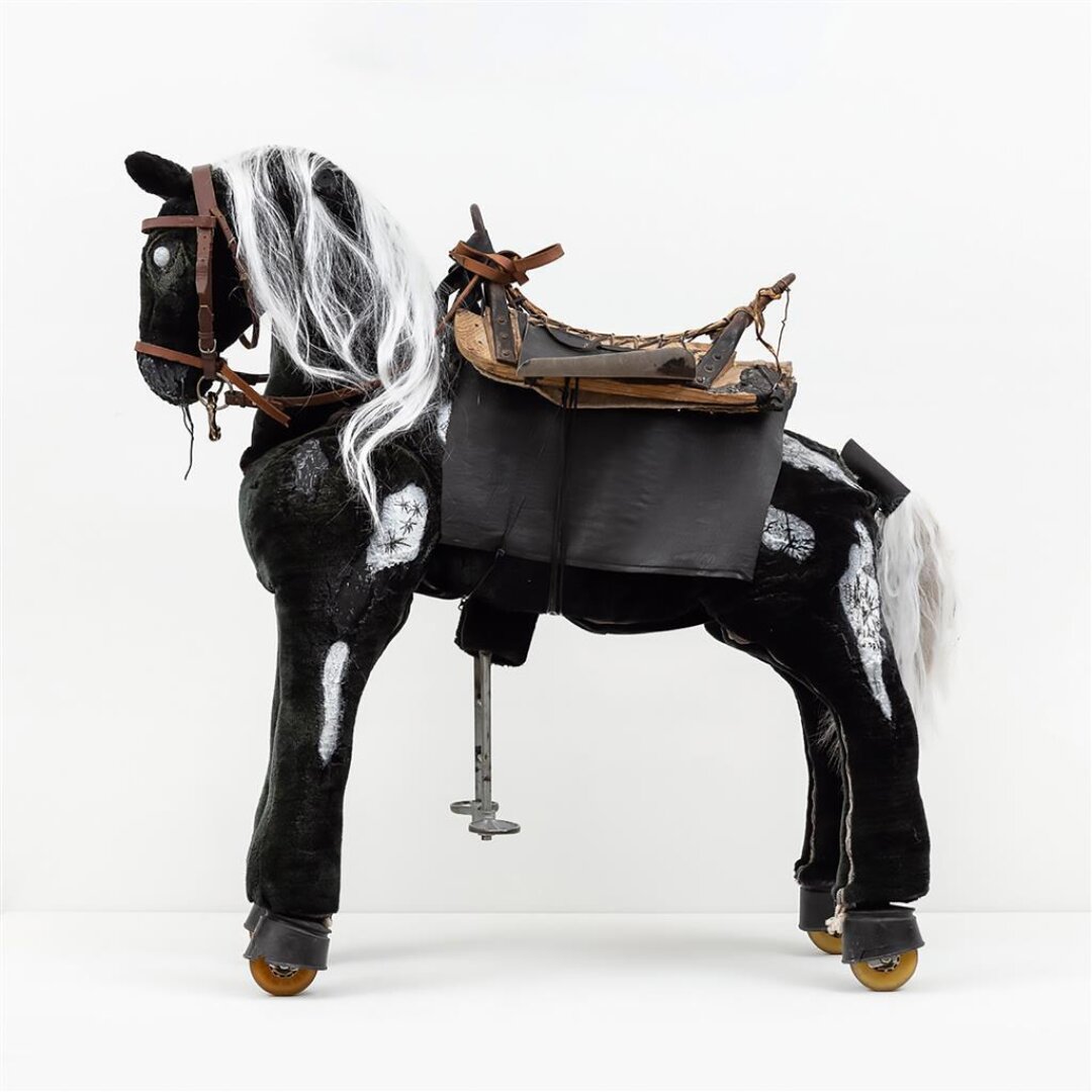 Александра Гарт. «Поницикл». Резина, тату-пигменты. 120×120×50 см. 2024