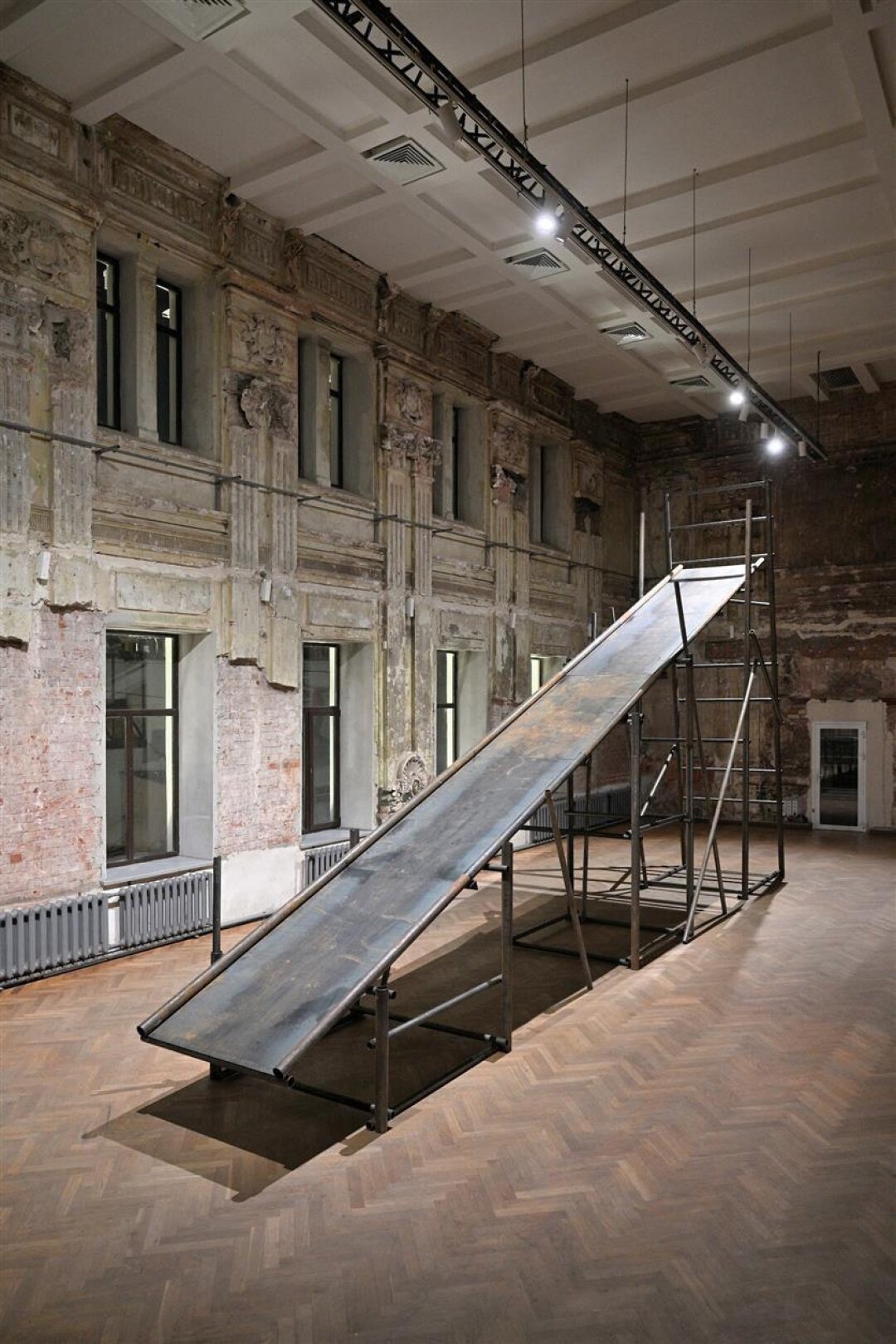 Александра Гарт. «Без названия». Сталь. 2025