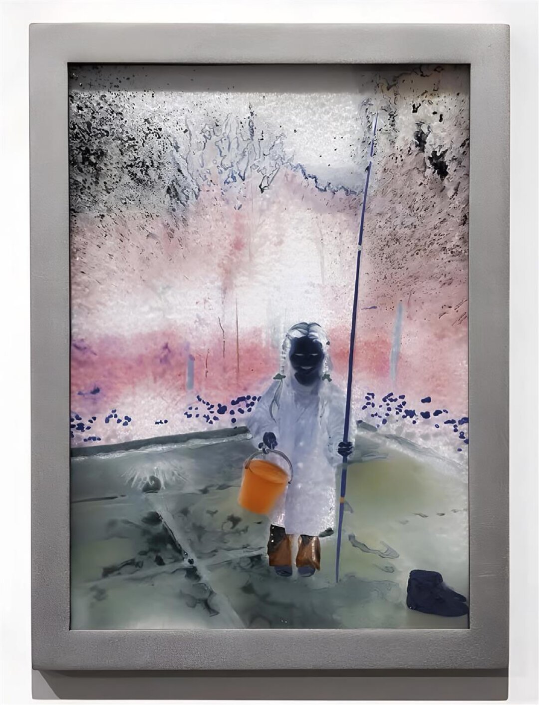 Милена Стрелкова. «Без названия». Стекло, нержавеющая сталь, витражная роспись. 2024