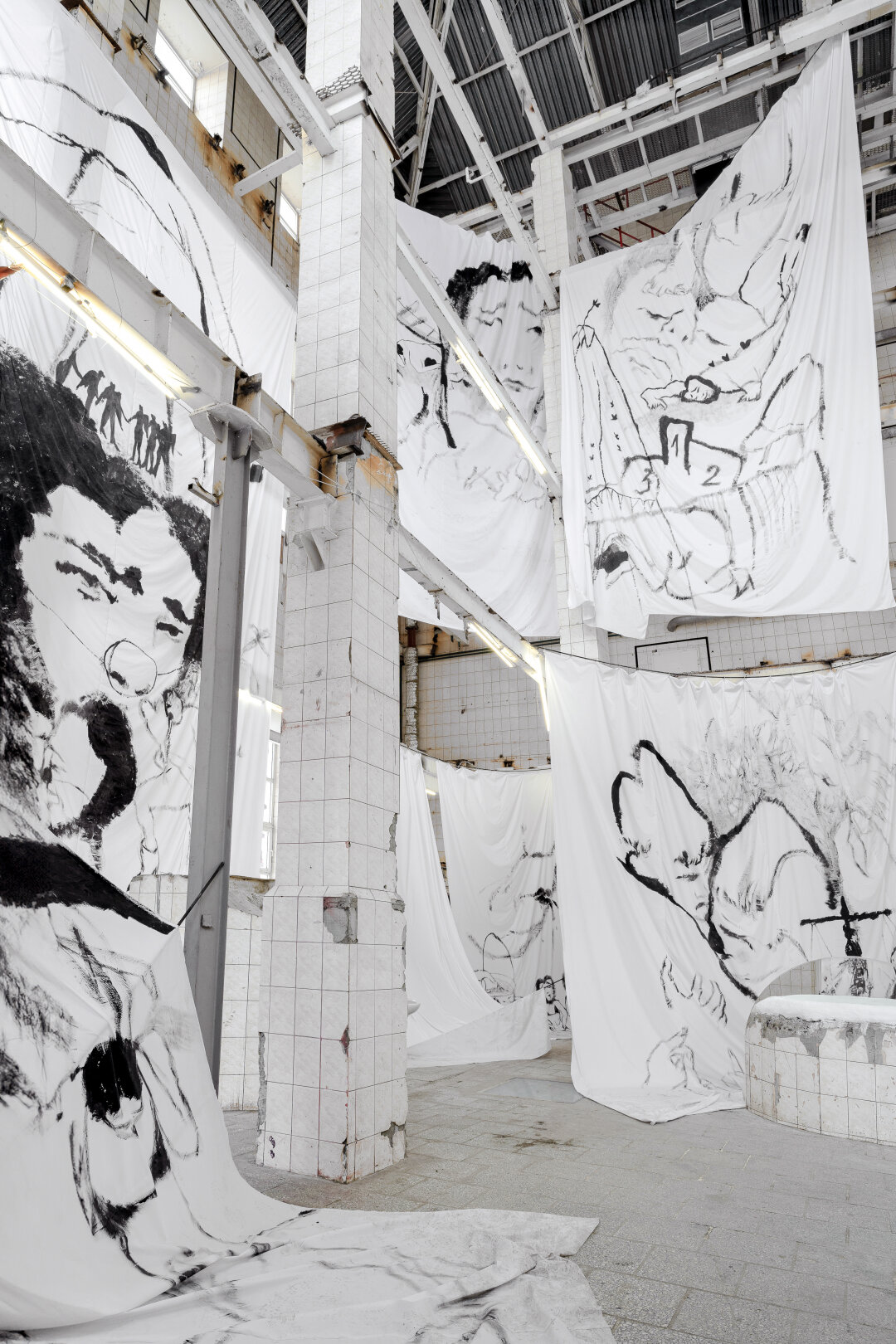 Анастасия Антипова. Инсталляция «Я в углу принимаю душ при всех». 2024