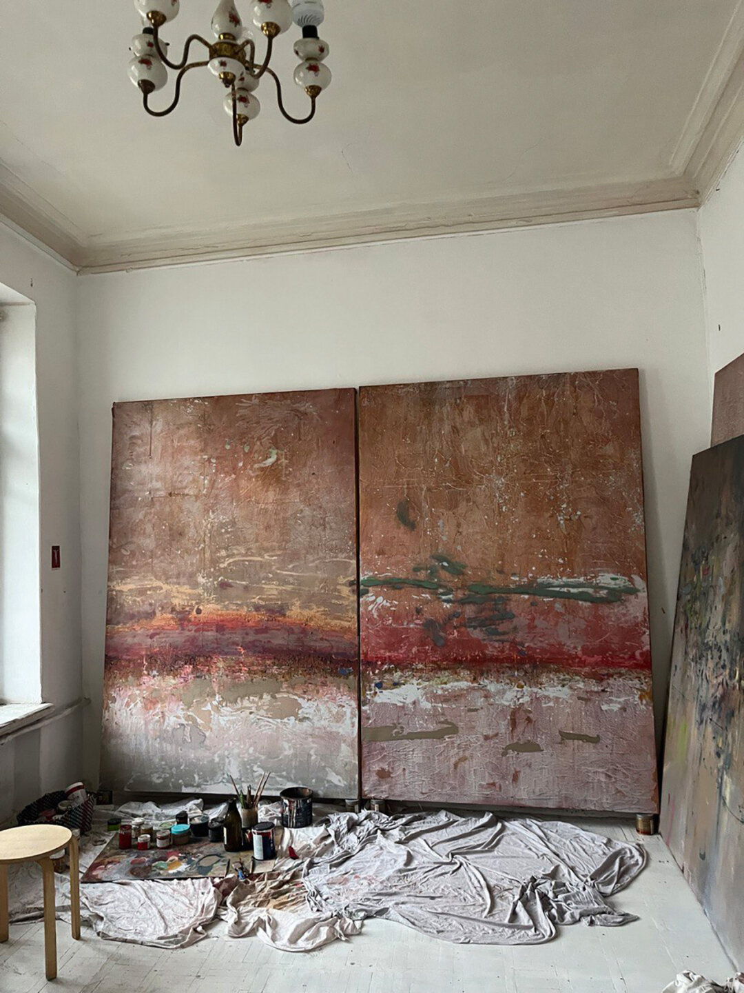 Сергей Карев. Процесс подготовки к выставке «Русский транс. Версия 2.0». Фото из петербургской мастерской. 2025