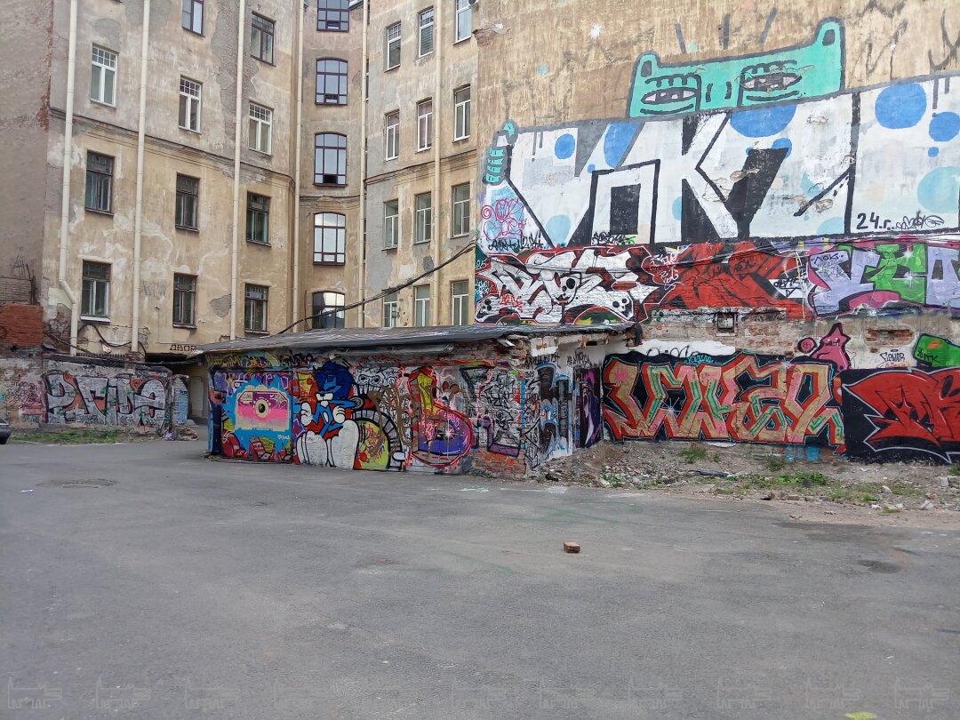 Двор Дома трех Бенуа