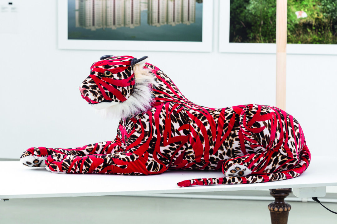 Проект «Вещи» — кураторский проект Александра Масляева, собранный из частных коллекций Сергея Лимонова и Дениса Химиляйне, — сделал фигуру