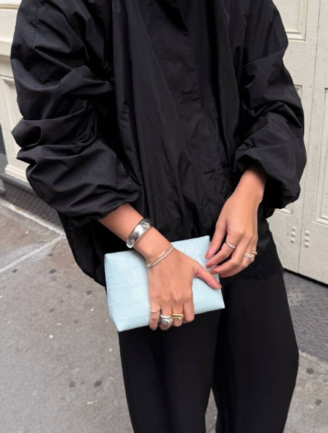 Фэшн-инфлюенсер Мими Нгуен сочетает дутые браслет и кольцо с более минималистичными украшениями