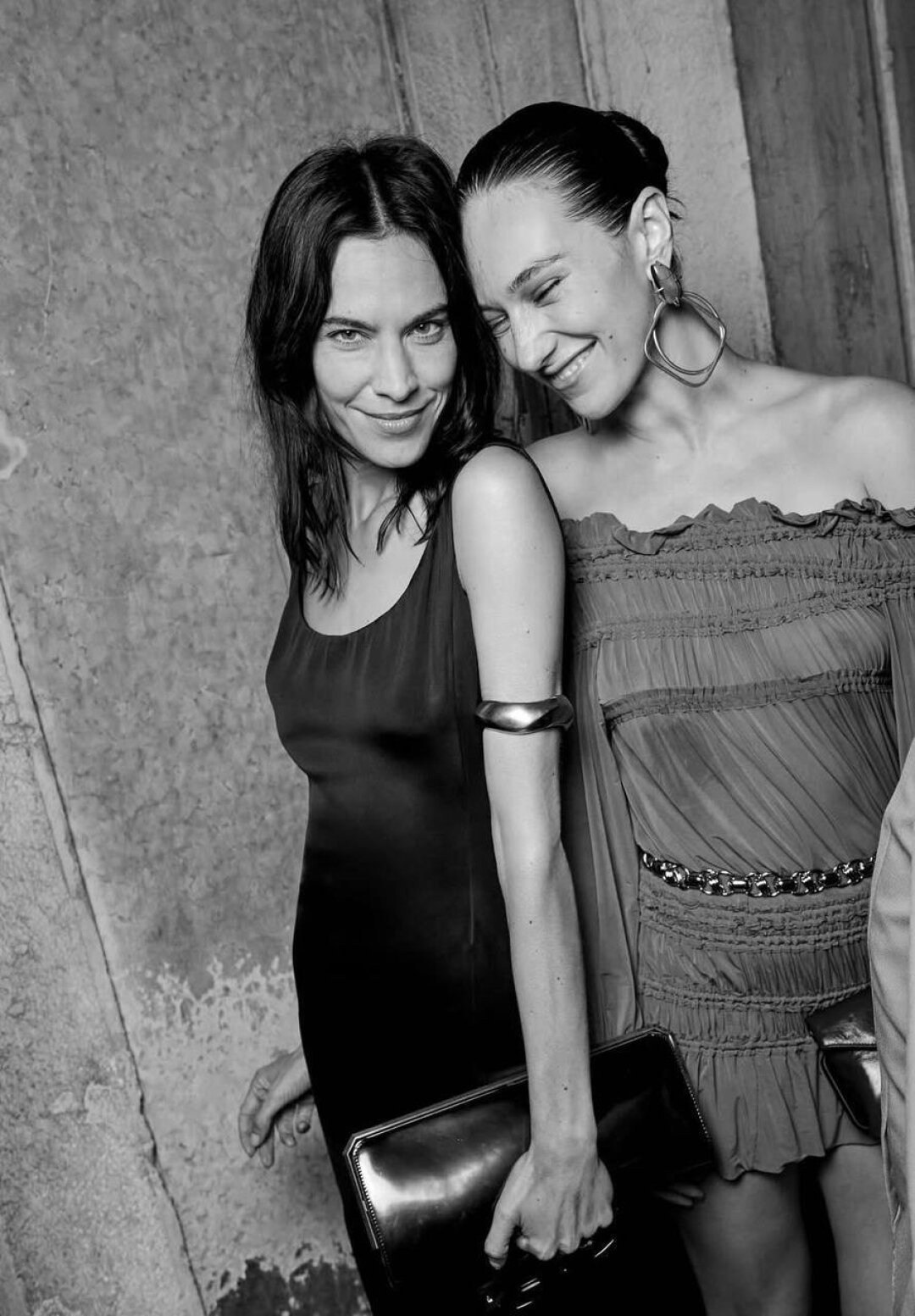 Алекса Чанг дополняет лаконичное платье из черного атласа акцентным браслетом из металла