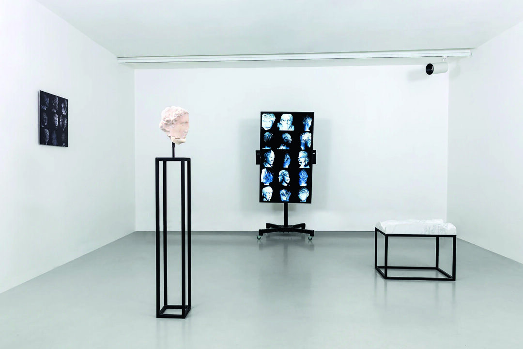 Работа Content Aware Studies медиахудожника Егора Крафта с его первой персональной выставки стала каноничной в области взаимодействия искусства и ИИ