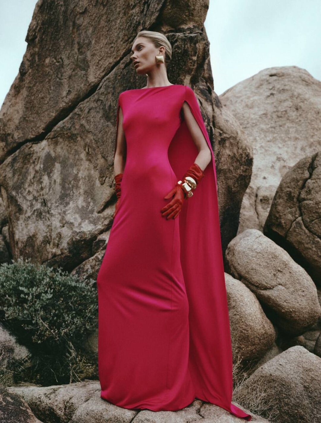 Фиксируем стайлинг-трюк: Эльза Хоск наслаивает объемные браслеты поверх кожаных перчаток