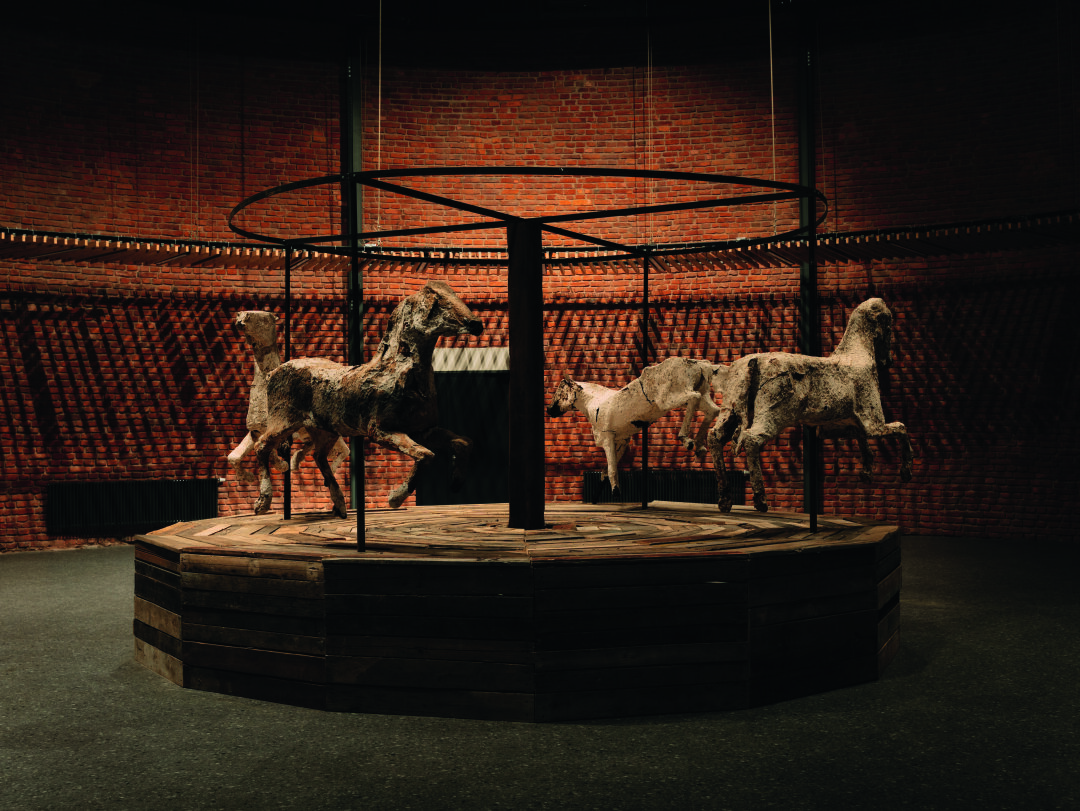 Инсталляция «Постоянство веселья и грязи», вдохновленная творчеством Даниила Хармса, Александра Гарт представила на ярмарке Cosmoscow 2024 — той самой