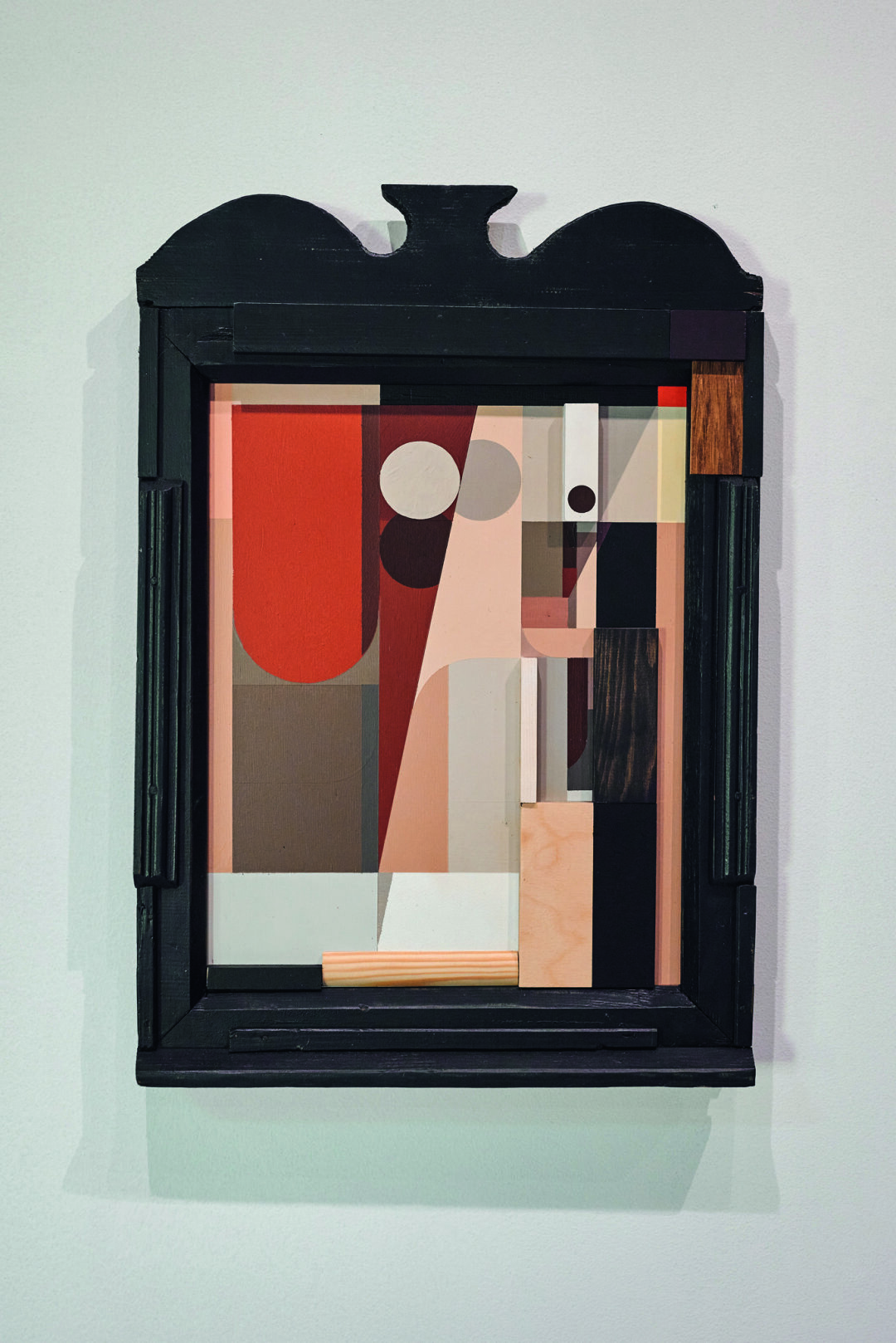 Алексей Лука. Ассамбляж «Без названия». Фанера, акрил, лак, найденный объект. 54×37 см. 2023