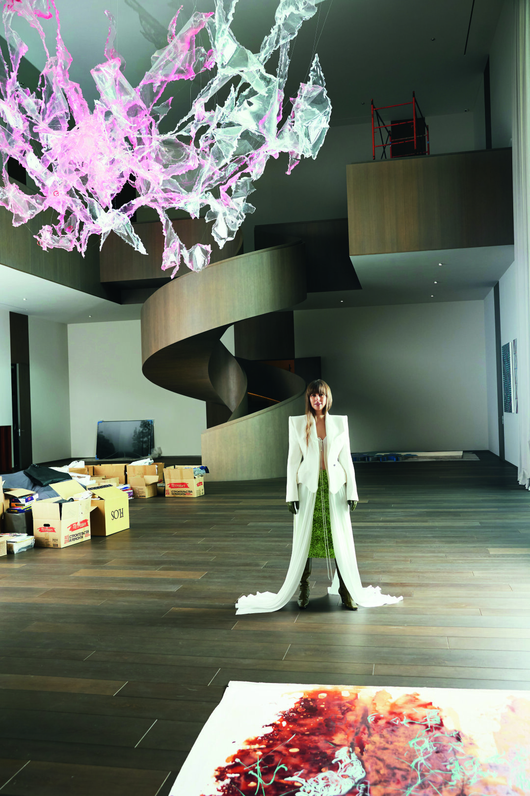 Анна Нова. Доминантой гостиной загородного дома Анны стала биофутуристическая пространственная инсталляция художника Aljoscha Топ Ann Demeulemeester, жакет