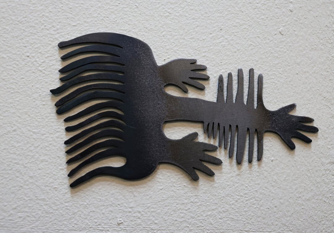 Маша Обухова. Из серии «Гребни». Железо, лак, лазерная резка, ковка. 2024