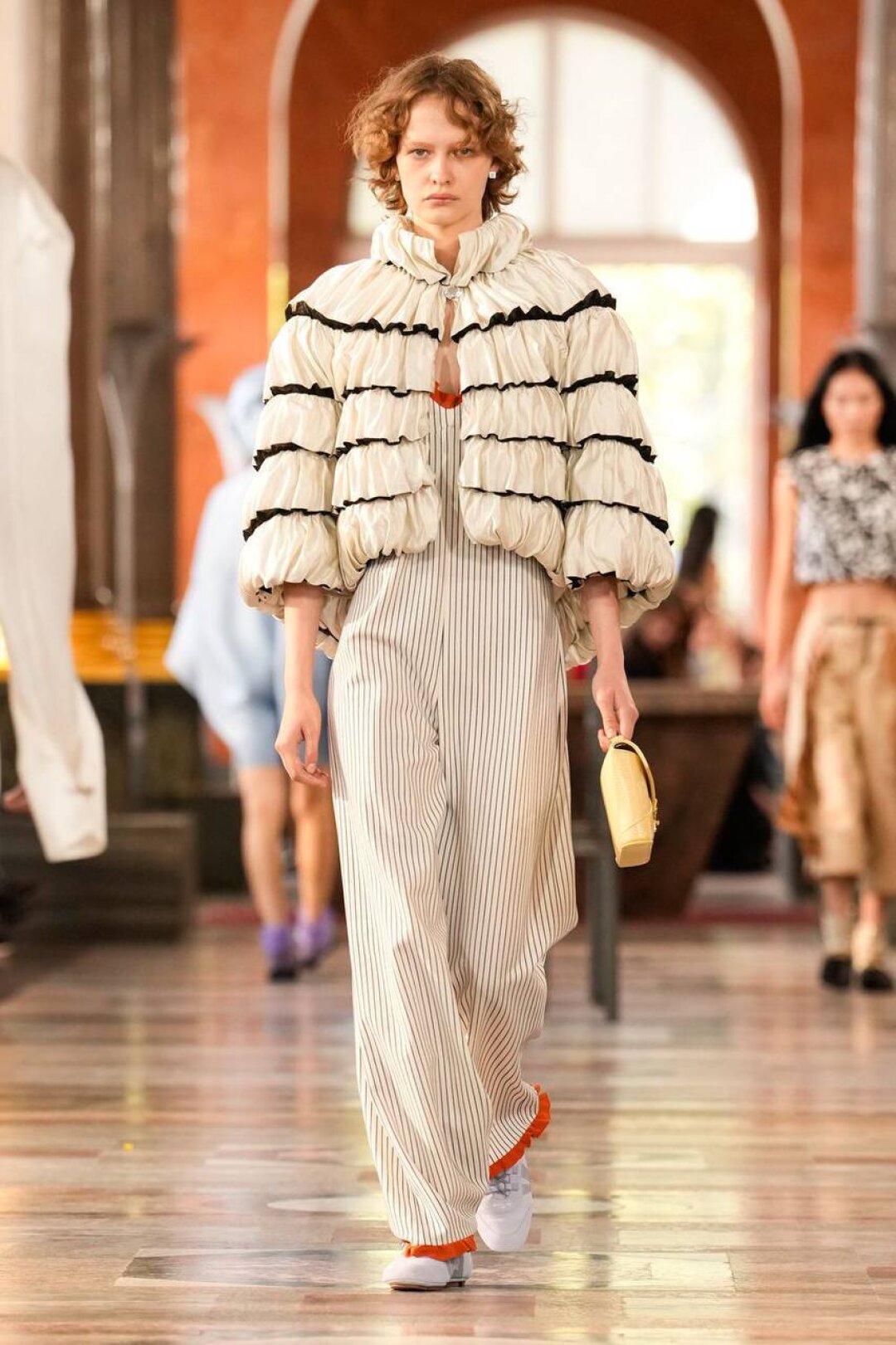 Нам это надо: инфантильный комбинезон (с контрастными оранжевыми рюшами!) в сочетании с аристократичным бомбером-накидкой и лиловыми кедами