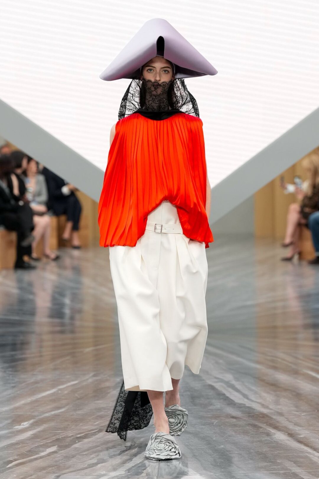 Кружевной воротник-вуаль — оммаж сенлорановскому платью «Labia»